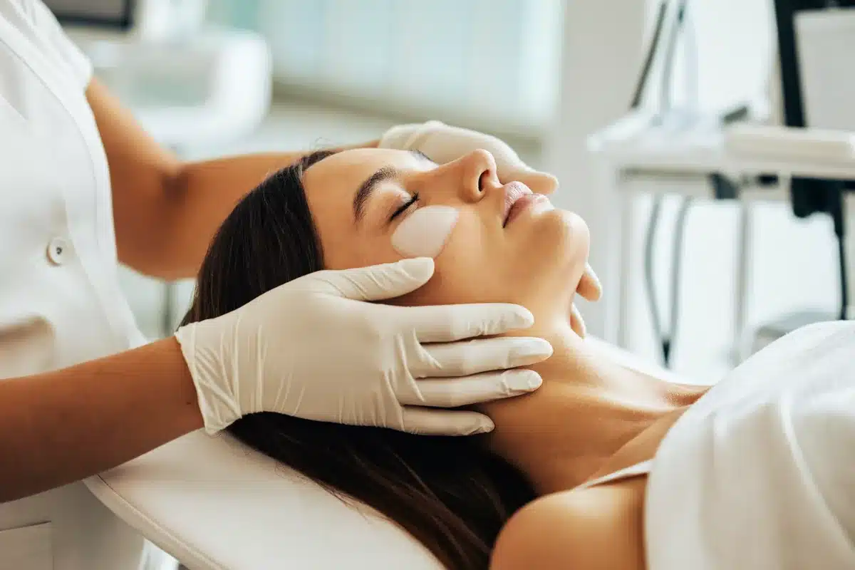 Evaluación facial por cirujana dentista en SkinAtelier