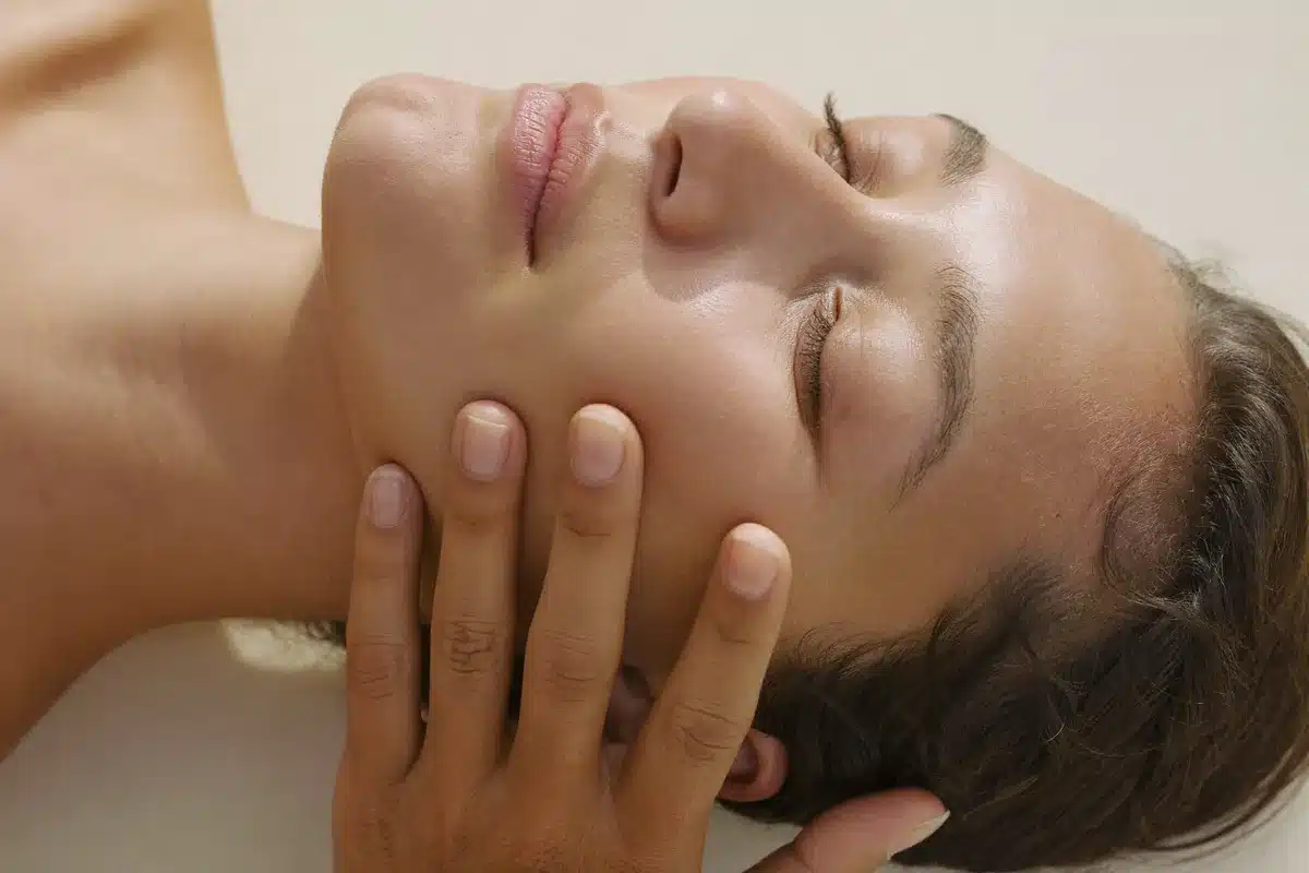 Sesión de relleno facial en SkinAtelier